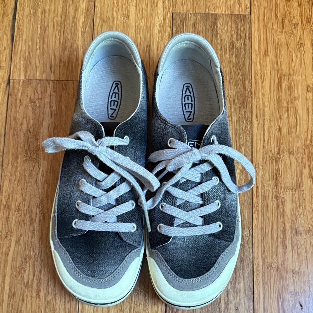 Keen Elsa Sneakers size 9.5 black/grey plaid